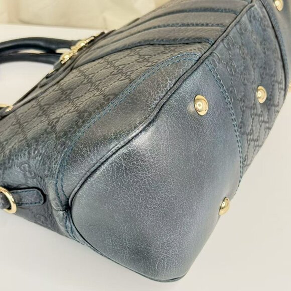 Gucci GG Logo Printed Black Leather Shoulder Bag with Classic Design - Picture 6 of 10